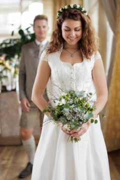 trachten_hiebaum_dirndl_hochzeitstrachten_hochzeit-in-tracht-damen_herren_hochzeitsdirndl_hochzeitsanzug_2023-7