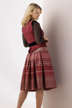 trachtenmode-hiebaum_studenzen_herbst-winter_2025_trachten_kaufen_steiermark_trachtenrock-rot-2