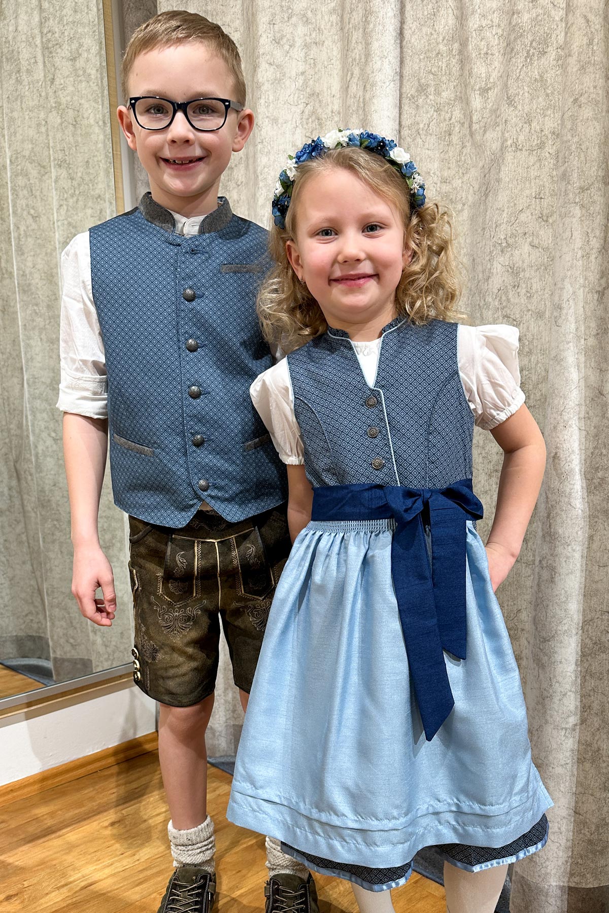 Kindertrachten f&uuml;r M&auml;dchen und Jungen &ndash; hochwertige Kinder-Dirndl, Kinderlederhosen und moderne Trachten-Outfits von Trachtenmode Hiebaum f&uuml;r Taufe, Familienfeier und festliche Anl&auml;sse g&uuml;nstig kaufen