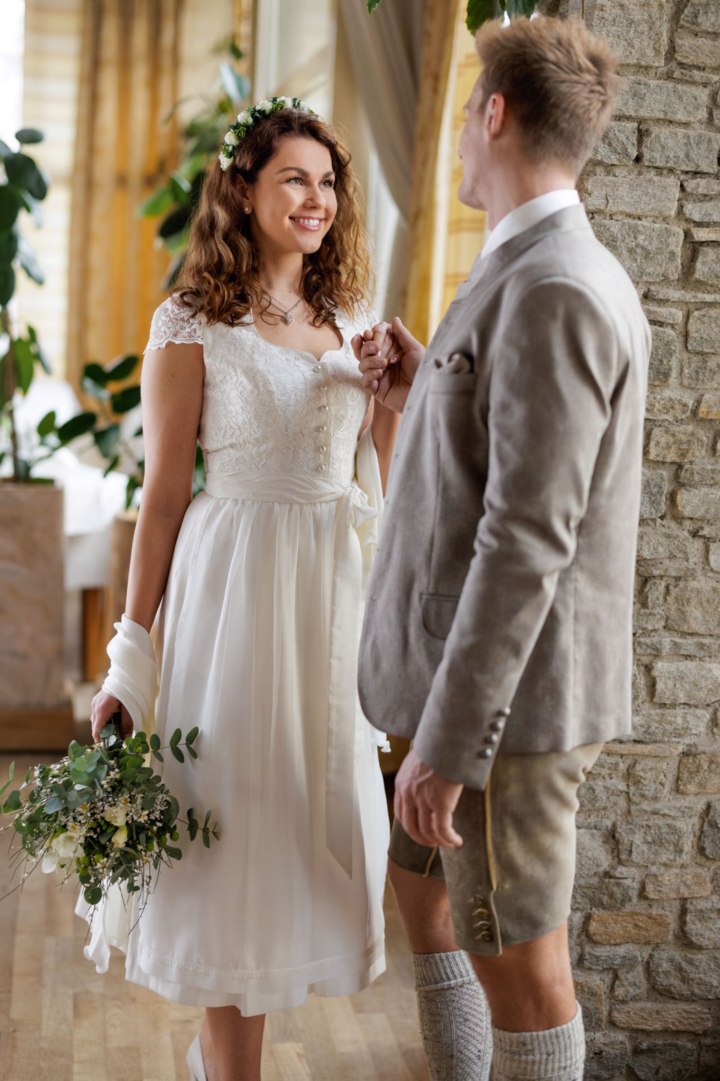 Elegante Hochzeitstrachten, Hochzeitsdirndl und Hochzeits-Trachtenanz&uuml;ge f&uuml;r Brautpaar und G&auml;ste &ndash; stilvolle Trachtenmode aus &Ouml;sterreich von Hiebaum
