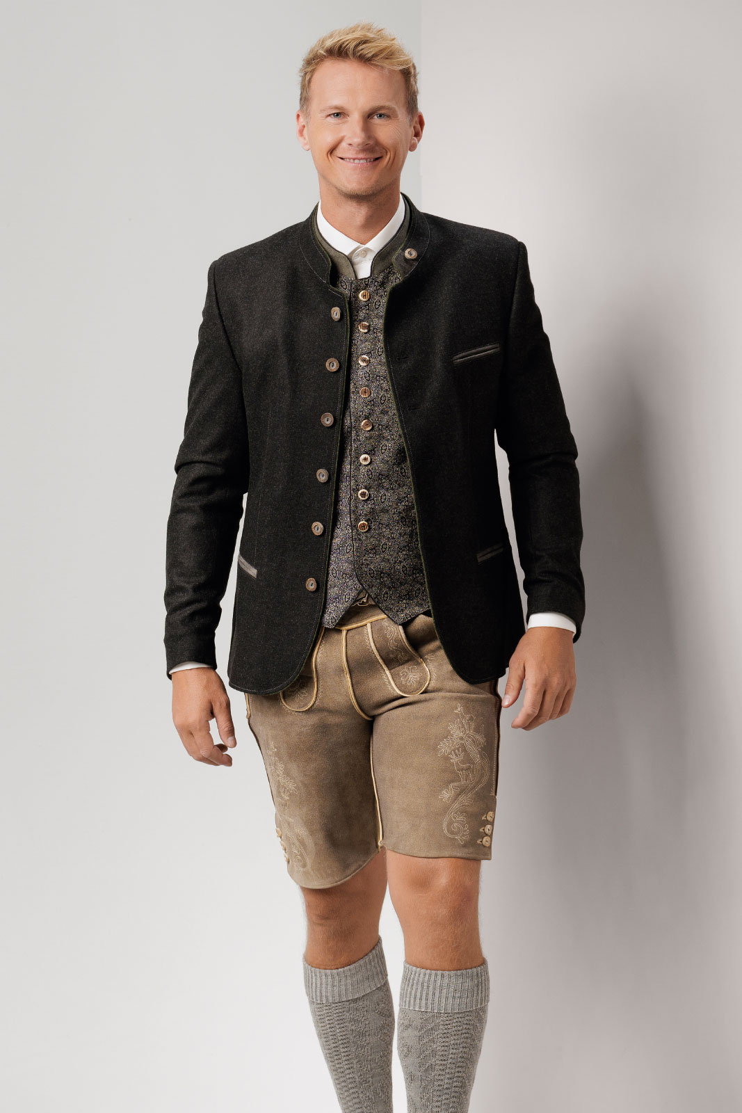 Traditionelle und moderne Lederhosen, Trachtenhemden und Trachtenjacken f&uuml;r Herren und Jungen &ndash; hochwertige &ouml;sterreichische Trachtenmode von Hiebaum Trachtenmanufaktur Steiermark