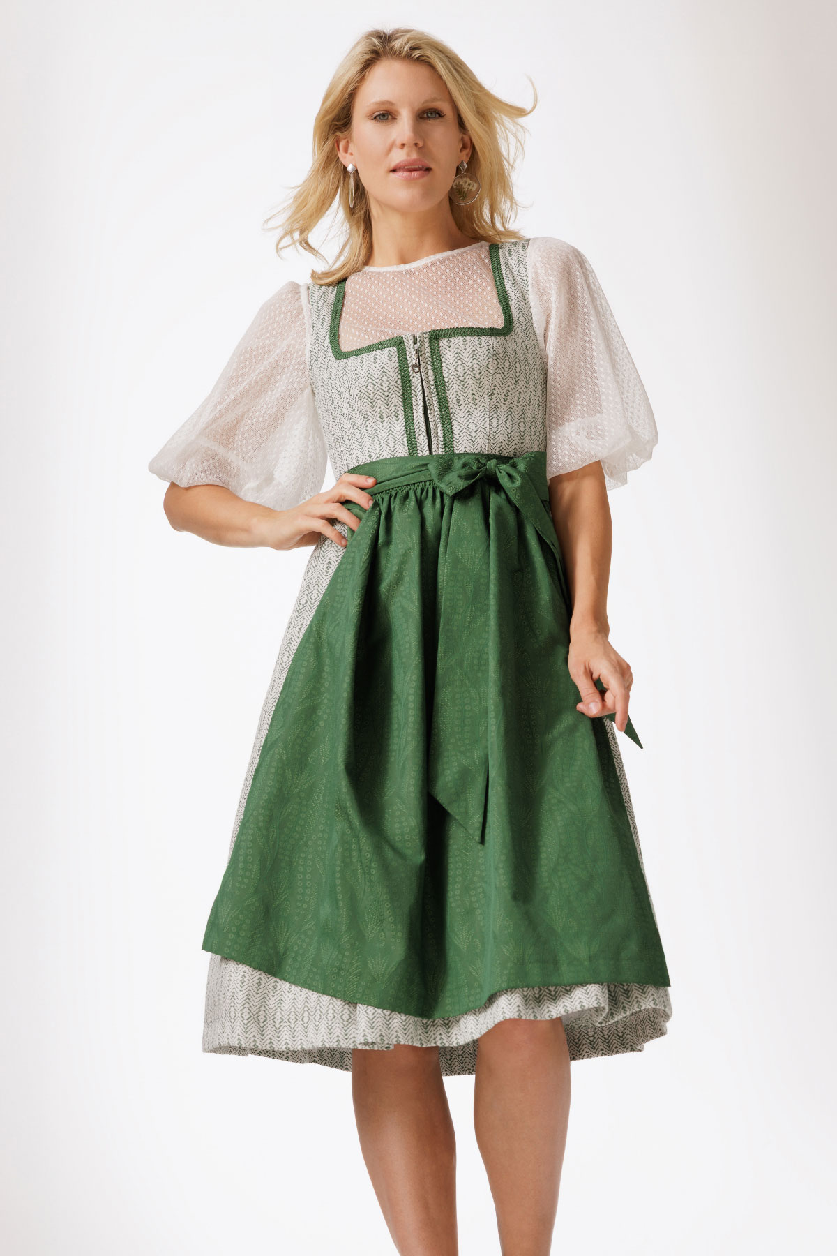 Moderne, elegante, schlichte oder festliche Dirndl f&uuml;r Damen &ndash; hochwertige Trachtenmode von Hiebaum aus Studenzen bei Graz in der Steiermark, handgefertigt in &Ouml;sterreich. In gr&uuml;n, blau, grau, schwarz, wei&szlig; und vielen anderen Farben, lang oder kurz. Kaufen Sie Ihr Dirndl-Outift g&uuml;nstig bei Trachten Hiebaum &ndash; auch in gro&szlig;en Gr&ouml;&szlig;en.