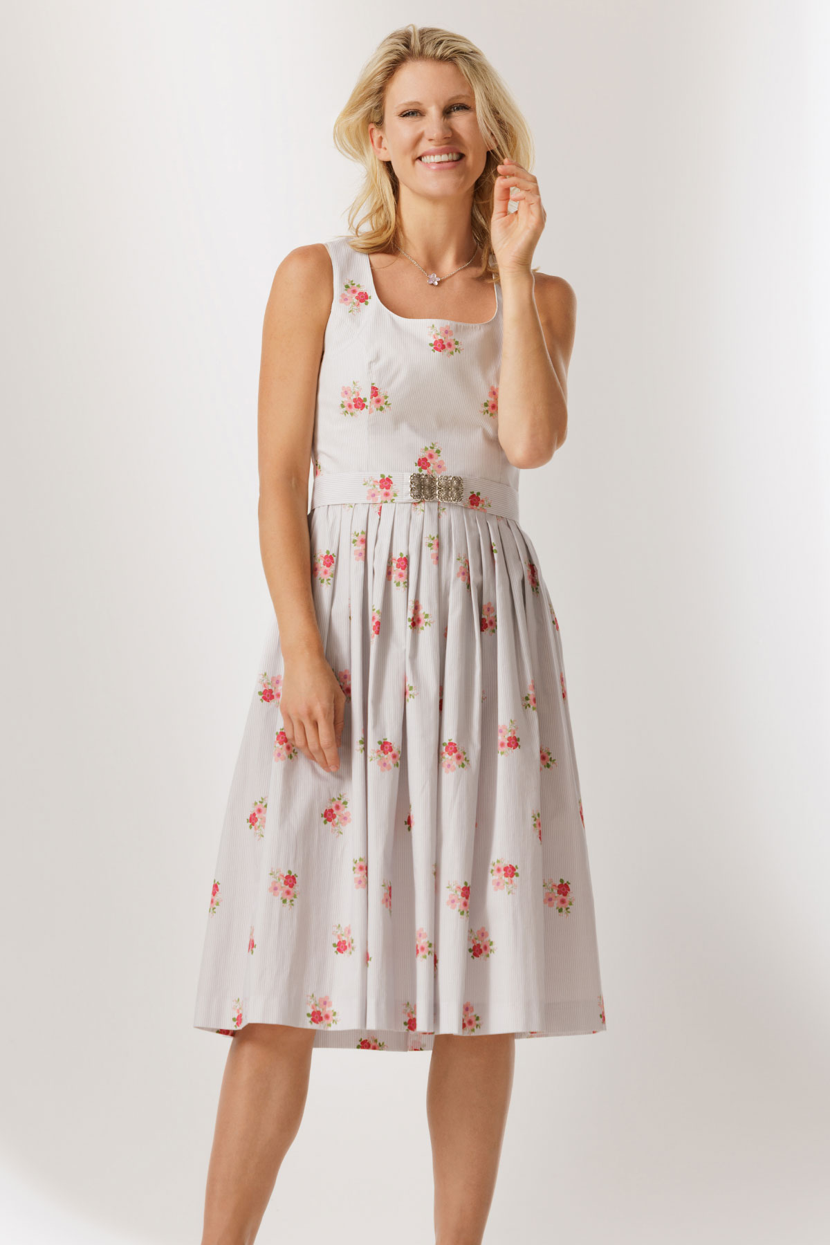 Trachtenkleider und Trachtenr&ouml;cke f&uuml;r Damen in gr&uuml;n, blau, grau und schwarz &ndash; stilvolle Trachtenmode aus dem Vulkanland von Hiebaum. Modern, elegant, schlicht oder festlich f&uuml;r Damen &ndash; handgefertigt in Studenzen bei Graz in der Steiermark, &Ouml;sterreich. Ob lang oder kurz: Kaufen Sie Ihr Outift g&uuml;nstig bei Trachten Hiebaum &ndash; auch in gro&szlig;en Gr&ouml;&szlig;en.