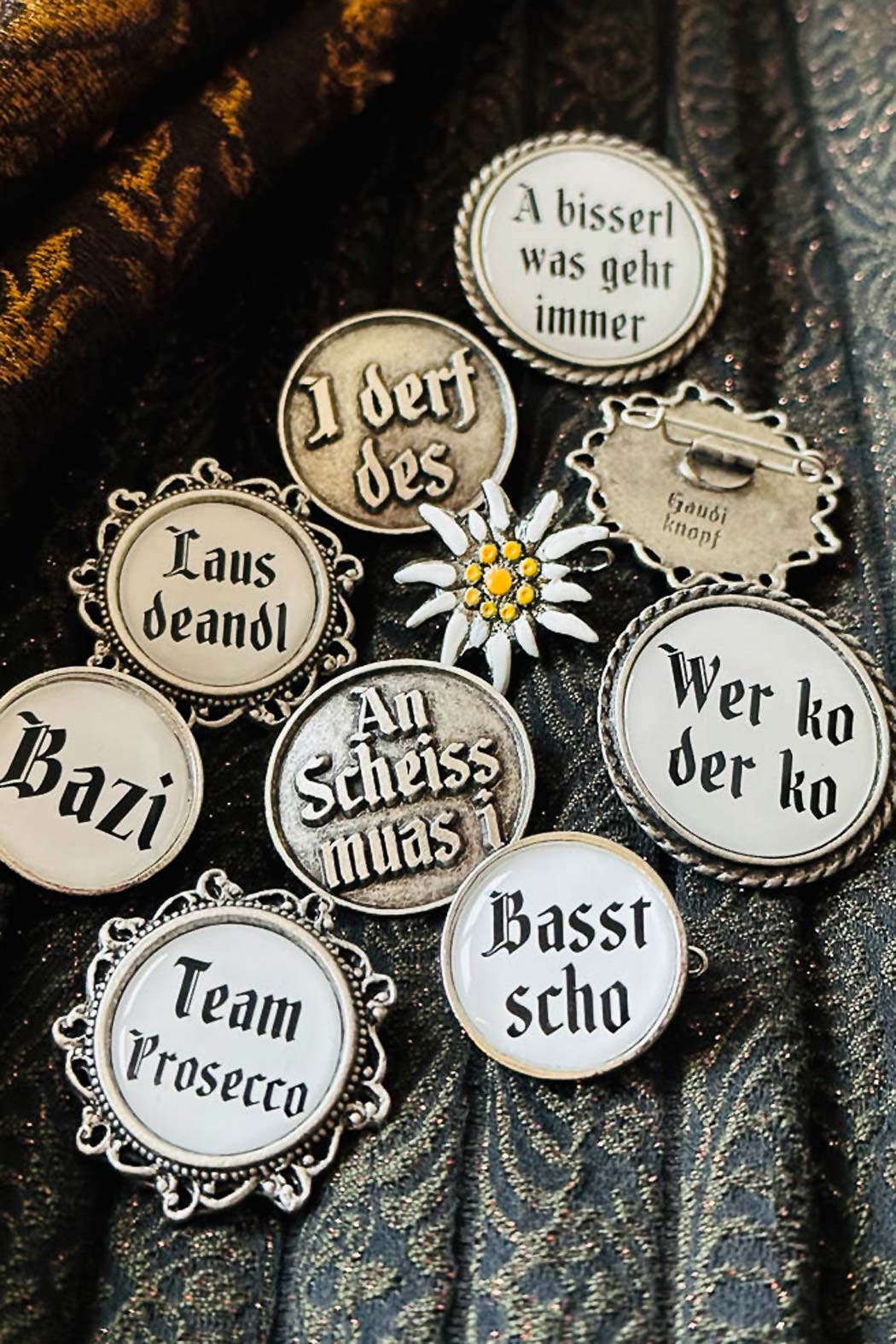 Gaudiknopf Anstecker f&uuml;r Trachten aus Metall mit traditionellem alpenl&auml;ndischem Motiv als dekoratives Accessoire f&uuml;r Dirndl, Janker oder Hut.