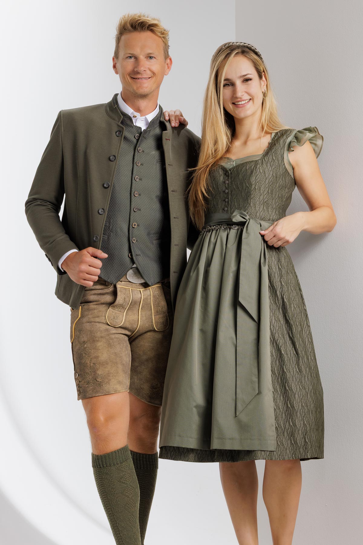 Moderne, elegante, schlichte oder festliche Dirndl f&uuml;r Damen &ndash; hochwertige Trachtenmode von Hiebaum aus Studenzen bei Graz in der Steiermark, handgefertigt in &Ouml;sterreich. In gr&uuml;n, blau, grau, schwarz, wei&szlig; und vielen anderen Farben, lang oder kurz. Kaufen Sie Ihr Dirndl-Outift g&uuml;nstig bei Trachten Hiebaum &ndash; auch in gro&szlig;en Gr&ouml;&szlig;en.