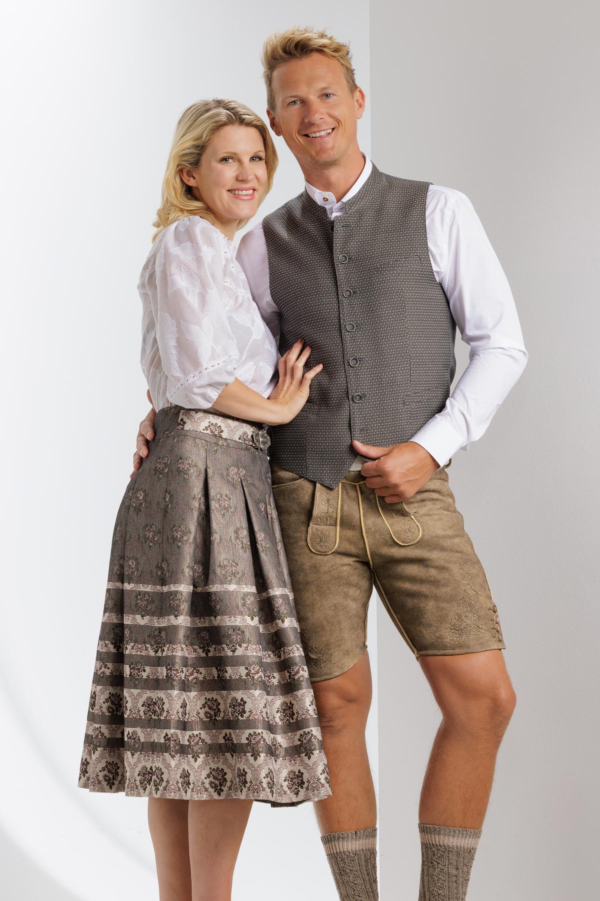 Trachtenkleider und Trachtenr&ouml;cke f&uuml;r Damen in gr&uuml;n, blau, grau und schwarz &ndash; stilvolle Trachtenmode aus dem Vulkanland von Hiebaum. Modern, elegant, schlicht oder festlich f&uuml;r Damen &ndash; handgefertigt in Studenzen bei Graz in der Steiermark, &Ouml;sterreich. Ob lang oder kurz: Kaufen Sie Ihr Outift g&uuml;nstig bei Trachten Hiebaum &ndash; auch in gro&szlig;en Gr&ouml;&szlig;en.